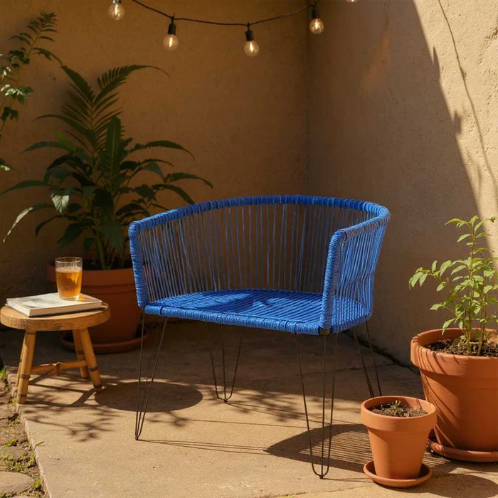 Chaise-design-artisanale-bleu-roi-pour-salon-et-jardin