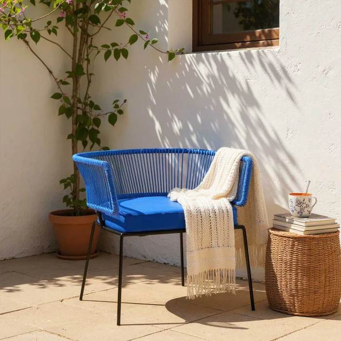 Chaise-design-bleu-roi-interieur-exterieur