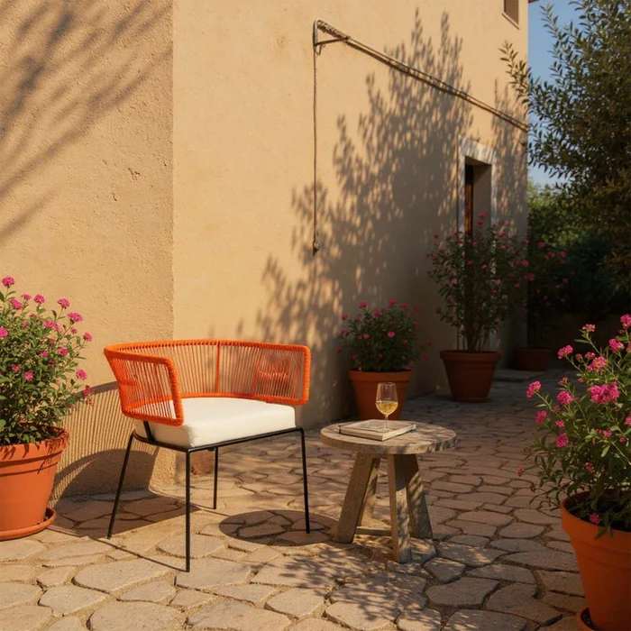 Mobilier-artisanal-chaise-orange-anakao