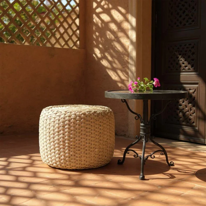 detail-tressage-pouf-en-raphia-beige