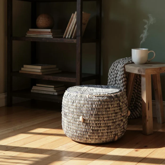 pouf-en-raphia-tresse-bicolore-salon